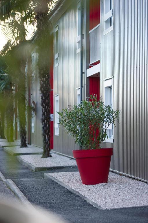 Brit Hotel Essentiel Pau Lescar Exterior foto